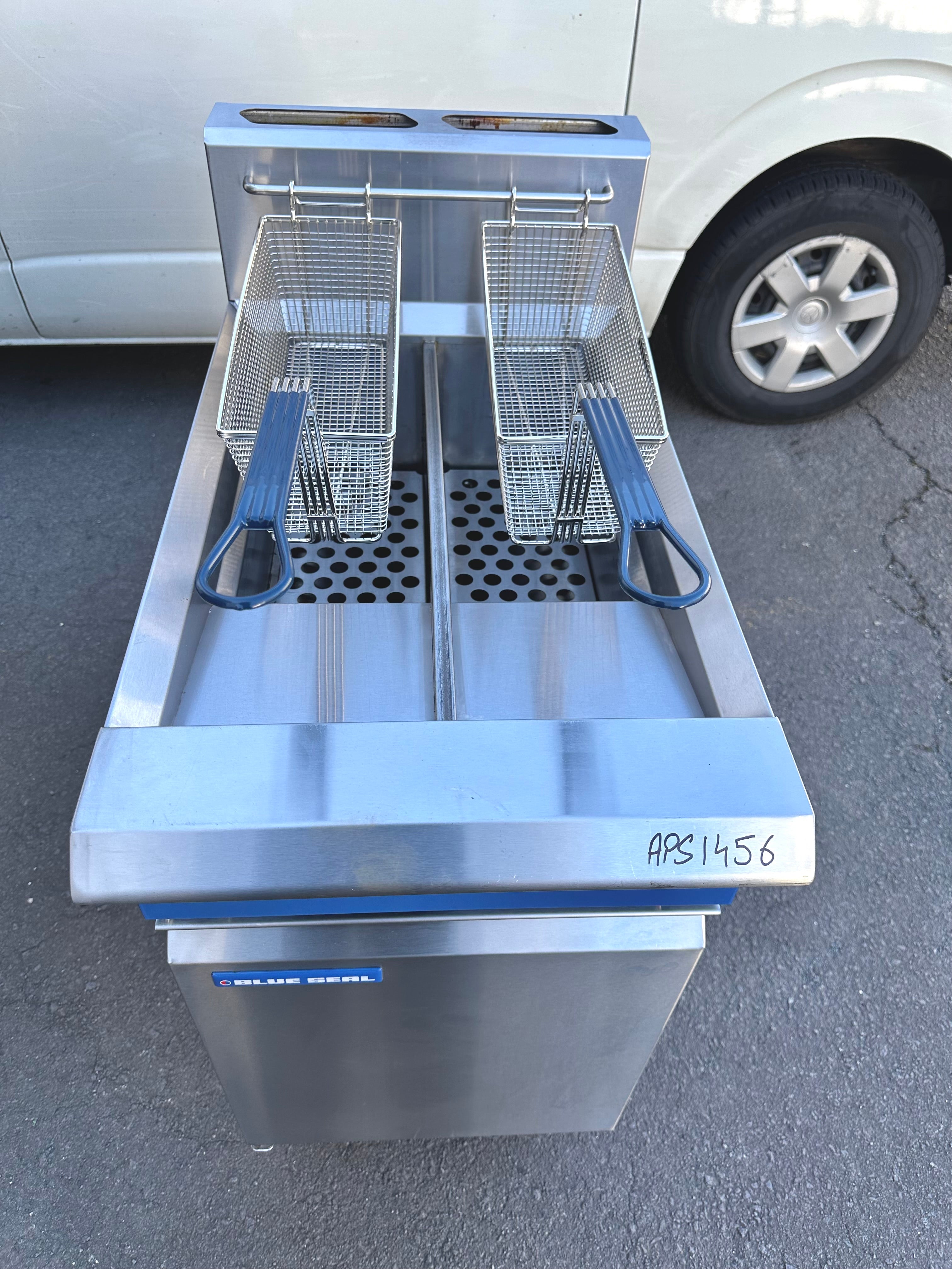 Blue Seal Evolution Series GT46 - 450mm Twin Pan Gas Fryer With Warran