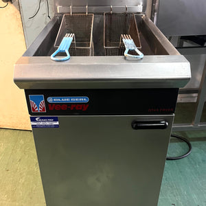 APS884 Blue Seal Single tank, twin basket gas fryer GT45 with warranty